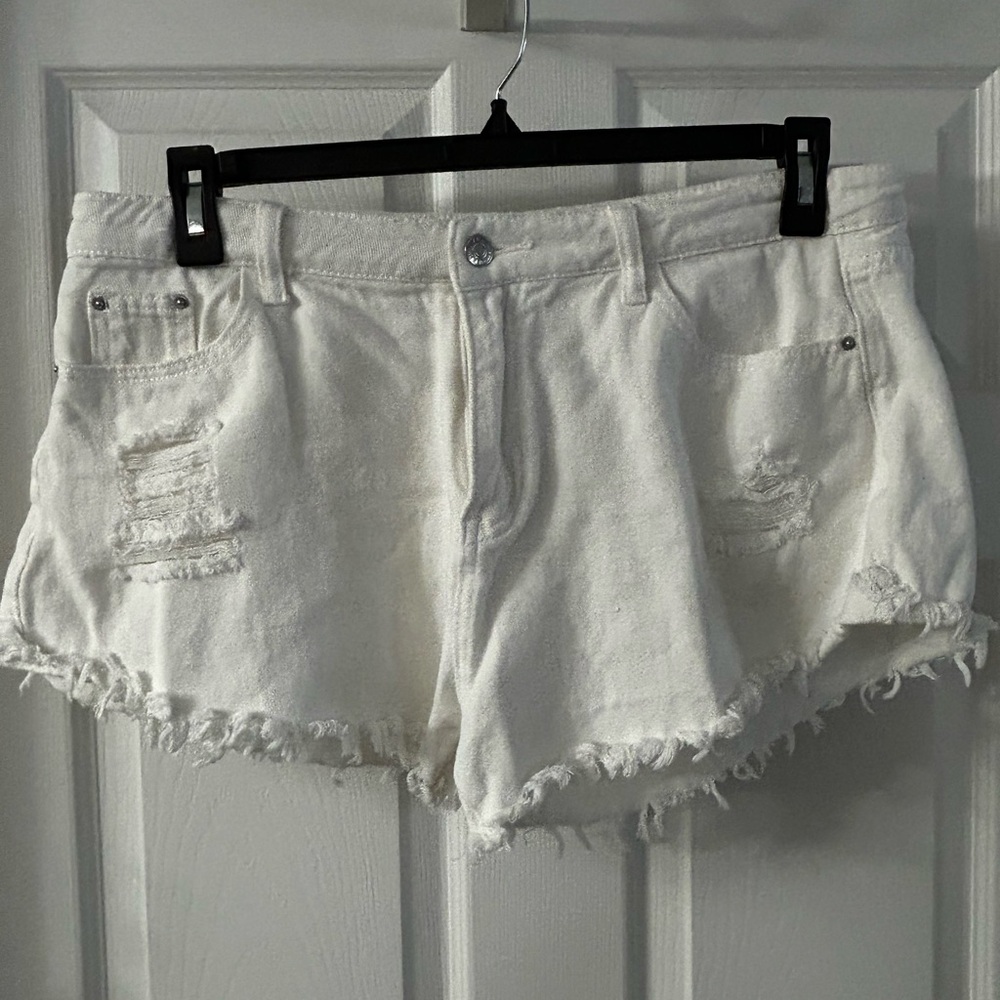 Chic Frayed White Denim Shorts